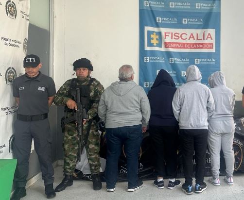 Los detenidos son: los esposos Jorge Emilio Domínguez Rodríguez e Iris del Carmen Oviedo Cantillo, sus hijos Jorge Mario y Andrés Felipe Domínguez Oviedo, y su nuera María Luisa Arango Vergara.