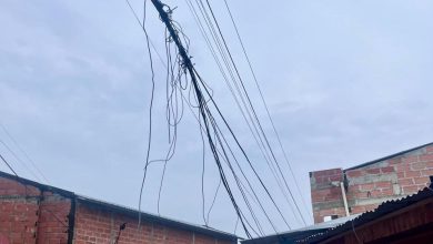 Photo of Cables descolgados ponen en peligro a vecinos de un barrio en Montelíbano