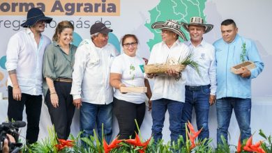 Photo of En Cintura, Pueblo Nuevo, Petro entregó tierras a víctimas del conflicto en Córdoba