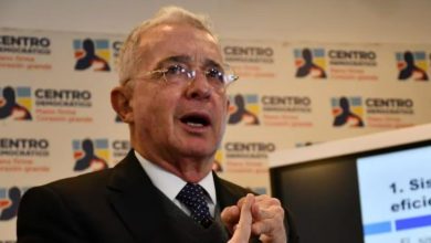 Photo of Uribe sugiere «auto huelga» en Congreso hasta conocer los «30 congresistas sobornados»