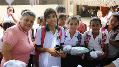 Photo of En Montelíbano entregan a estudiantes zapatos incautados por la Dian