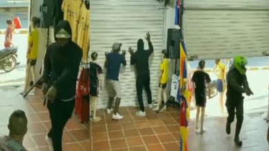 Photo of Video de ladrones atrapados en almacén de ropa en Cali es falso: Policía