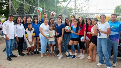 Photo of Alcaldía de Montelíbano entregó balones a escuelas de voleibol