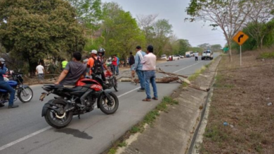 Photo of Manifestantes bloquean la vía Sincelejo-Toluviejo exigiendo seguridad vial