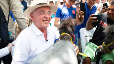 Photo of Álvaro Uribe entregó a ‘Don Simón’ el potro que rifó para la «vaca» de las vías 4G