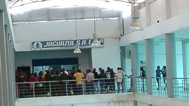 Photo of Habitantes de barrios del sur de Montelíbano protestan en las oficinas de Jaguazul por la falta de agua