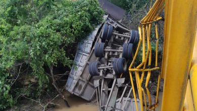 Photo of Puerto Libertador: Tractomula cargada con carbón cayó al río San Pedro