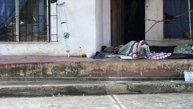 Photo of Denuncia ciudadana: Dos adultos mayores duermen todas las noches en la terraza de una casa en Montelíbano