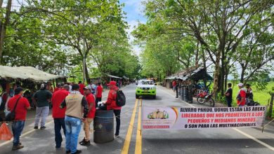 Photo of Mineros del Sur de Córdoba bloquearon la Troncal de Occidente en el puente San Jorge