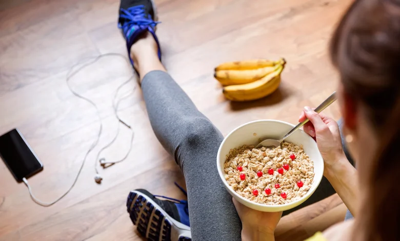 Tazón de avena con frutas frescas y frutos secos como opción saludable para el desayuno.