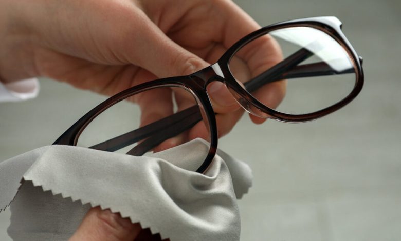 Persona aplicando mezcla casera en lentes con paño de microfibra