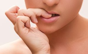5 secretos para dejar de morderte las uñas y lucir unas manos perfectas.