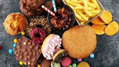 Photo of Cinco alimentos que Harvard advierte pueden acelerar la pérdida de memoria