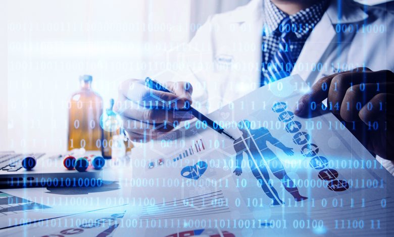 Médicos analizando datos clínicos con el apoyo de herramientas digitales.