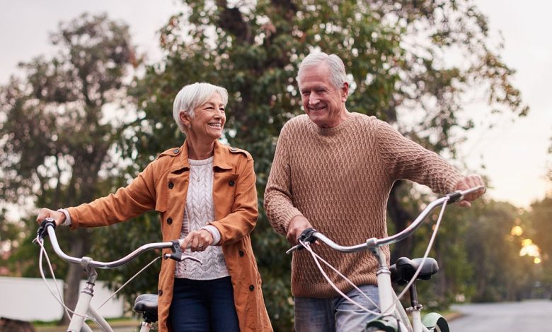 Personas mayores en bicicleta al aire libre, símbolo de una vida activa y saludable.