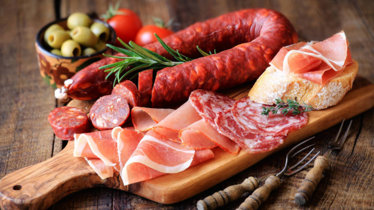 Carne procesada: un riesgo para la salud según expertos en oncología.
