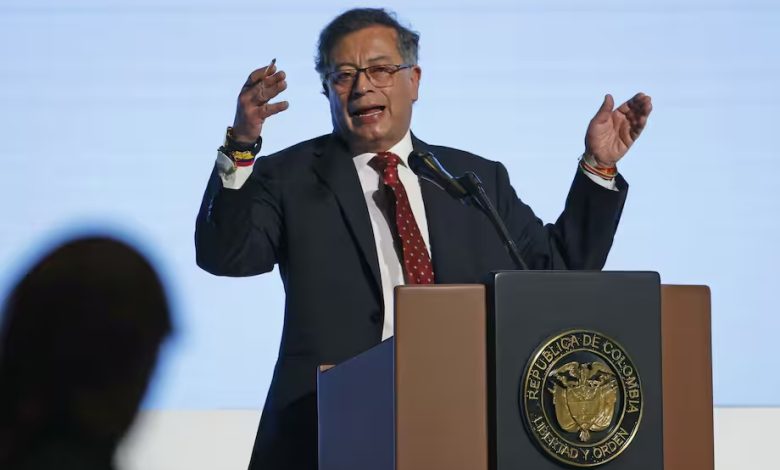 Gustavo Petro suspende diálogos con el ELN tras crímenes de guerra en Catatumbo.