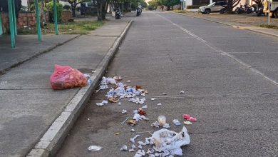 Photo of Reguero de basura en calles de Montelíbano por incumplimientos de Seacor