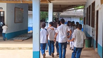 Photo of Entregarán libros de inglés a estudiantes de grados 10 y 11 de Planeta Rica