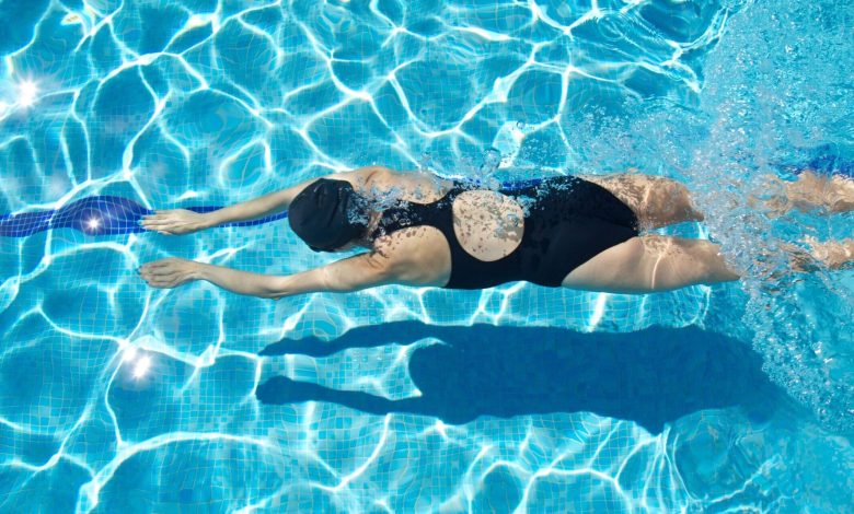 Nadador en acción: el deporte ideal para fortalecer el cuerpo y la mente