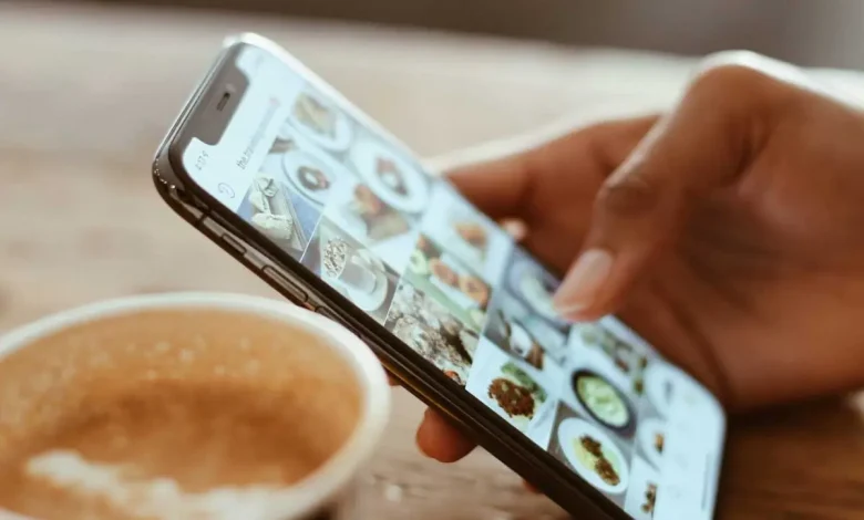 Persona revisando su teléfono en la cama al despertar.