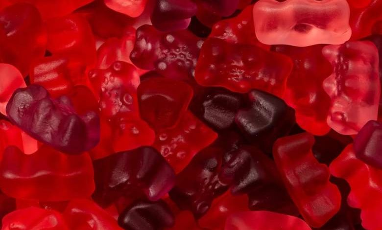 Postres de color rojo brillante como ejemplo de productos con eritrosina.