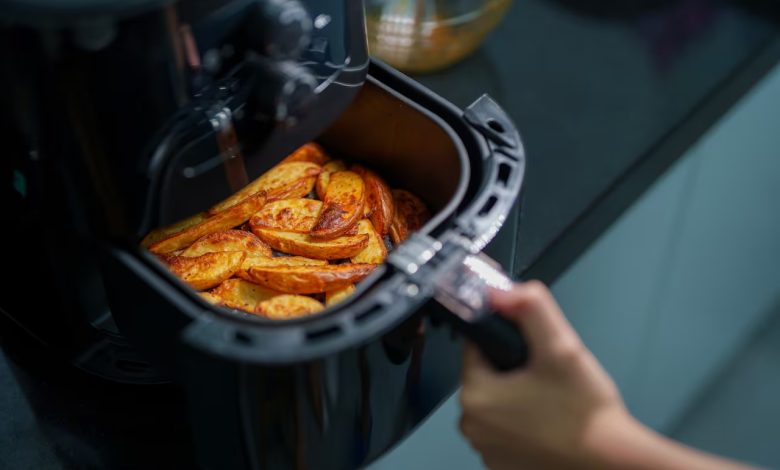 Freidora de aire con alimentos dorados y crujientes