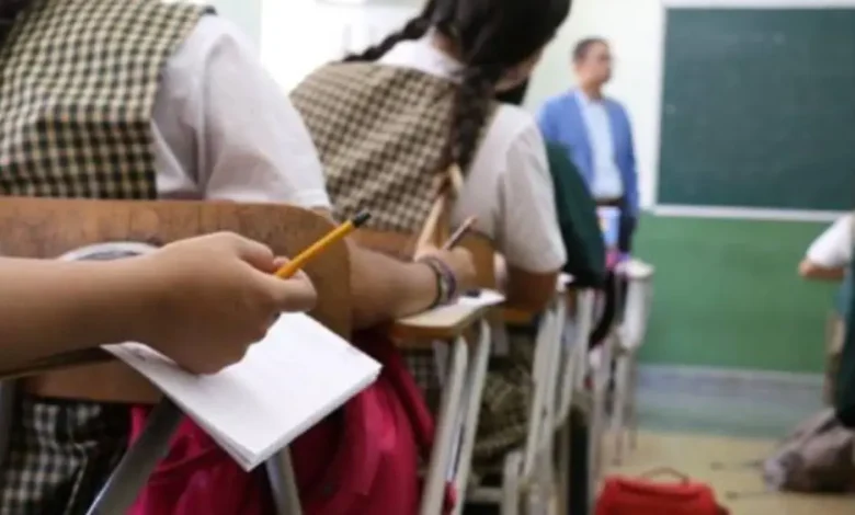Estudiantes en un aula con uniforme escolar, representando la diversidad en los colegios colombianos.