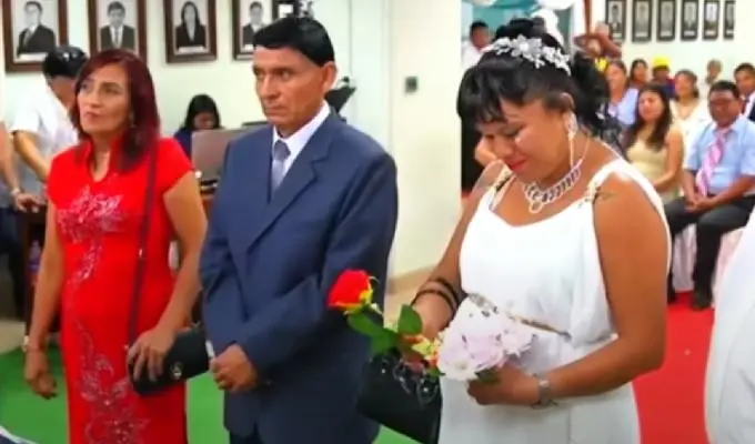 Momento en que la novia declara "No acepto" y huye del altar en Bagua, Perú.
