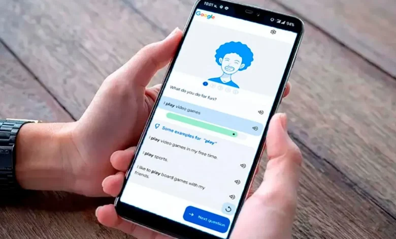 Persona practicando inglés con la herramienta de inteligencia artificial en su celular.