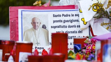 Photo of El Papa cumplió un mes hospitalizado «estable» pero con «lenta» recuperación
