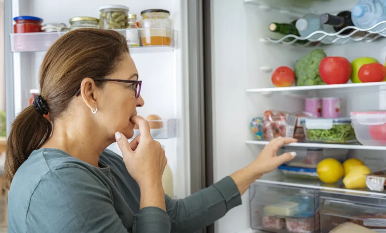 Distribución ideal de los alimentos en el refrigerador para evitar contaminación cruzada.