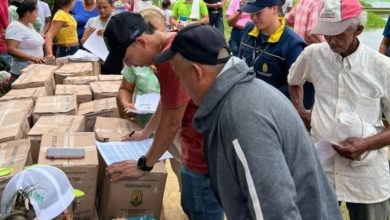 Photo of Entregan ayudas humanitarias a familias damnificadas en Ayapel