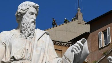 Photo of El Vaticano se prepara para el cónclave: Instalaron la chimenea en la Capilla Sixtina