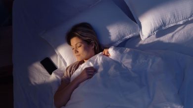 Photo of ¿Por qué algunas personas prefieren dejar el celular debajo de la almohada antes de dormir?