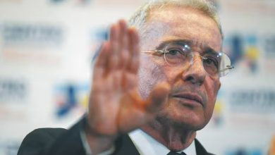 Photo of Uribe sería condenado a 12 años de prisión domiciliaria; jueza leerá la sentencia a las 2 p.m.