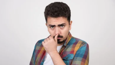 Photo of ¿Te tocas la nariz al hablar? El gesto que podría revelar tus nervios, dudas… o un simple hábito