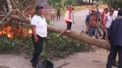 Photo of Indígenas zenúes bloquean la vía Uré – Montelíbano para exigir etnoeducación