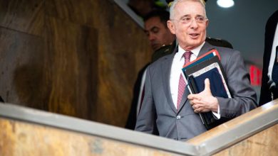 Photo of Tribunal absuelve a Alvaro Uribe en casos de soborno