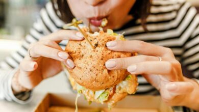 Photo of ¿Por qué la comida sabe mejor con las manos? La ciencia tiene la respuesta