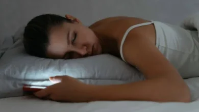 Photo of ¿Sigues durmiendo con el celular bajo la almohada? El riesgo no es la radiación, es el calor