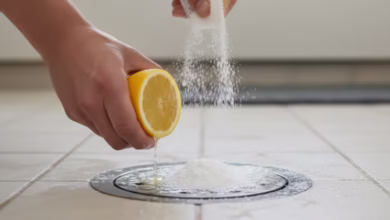 Photo of Limón y bicarbonato: la combinación sencilla que limpia las rejillas del baño y elimina el mal olor