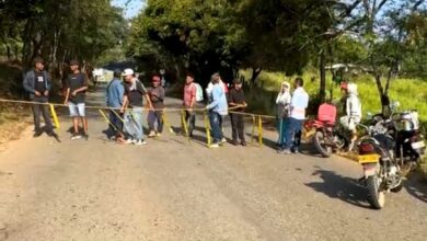 Photo of Bloqueo en la vía a Cerro Matoso completa tres días y afecta a trabajadores y empresas contratistas