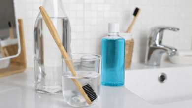 Photo of No basta con enjuagarlo: el método sencillo para eliminar bacterias del cepillo dental