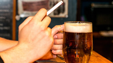 Photo of Fumar y beber: los dos hábitos que más casos de cáncer provocan, según la OMS