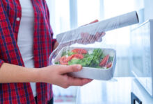Photo of Estos 6 alimentos no deberían guardarse con film plástico