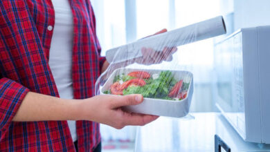 Photo of Estos 6 alimentos no deberían guardarse con film plástico